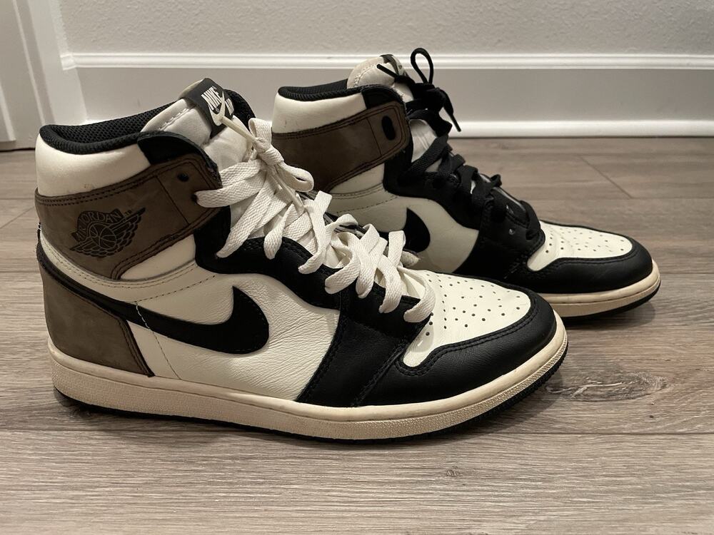Air Jordan 1 Retro High OG Dark Mocha -Size 9.5 555088-105